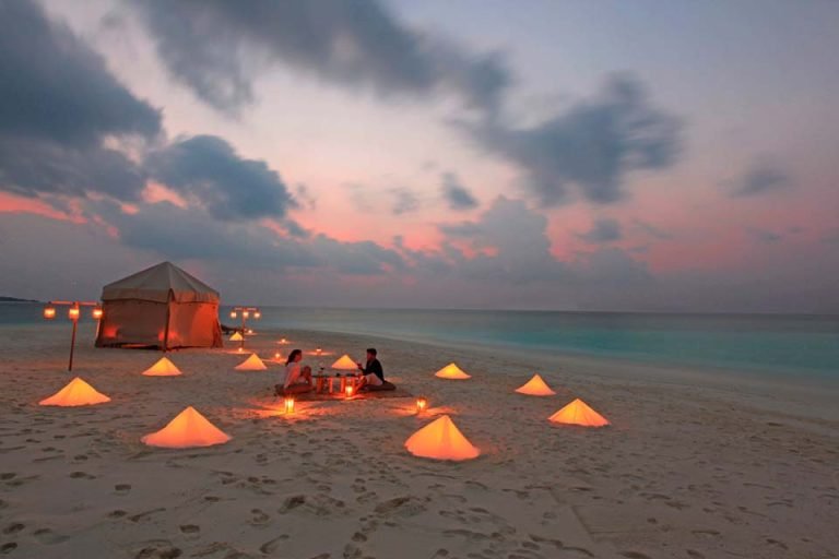 Soneva-Fushi-Private-Dinner-Picnic-at-Sand-Bank-by-Herbert-Ypma